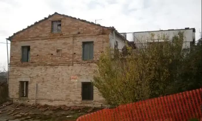 Rexer-Rapagnano-Casa-da-ristrutturare-e-terra-ALTRO