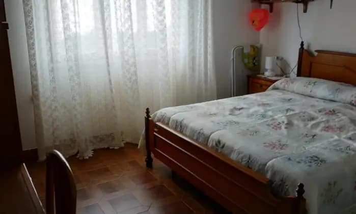 Rexer-Montignoso-Vendo-casa-indipendente-si-mq-e-altri-mq-al-piano-sottotre-camere-da-lettodue-bagnicucina-abitabileampio-soggiorno-balconi-vista-marecorte-esterna-piastrellata-verandaposti-auto-privati-internimq-di-giardinoVista-panoramica-mozzafiato-su-mare-e-monti-Soleggiata-su-quattro-lati-CAMERA-DA-LETTO