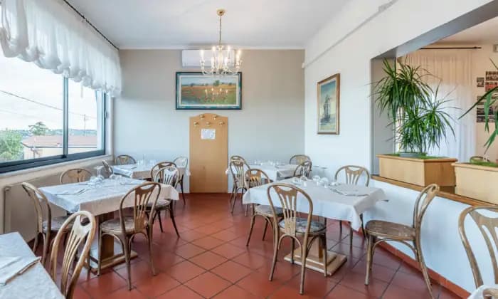 Rexer-Rimini-Ristorante-con-due-sale-ampie-cucina-attrezzata-parcheggio-e-magazzini-SALONE