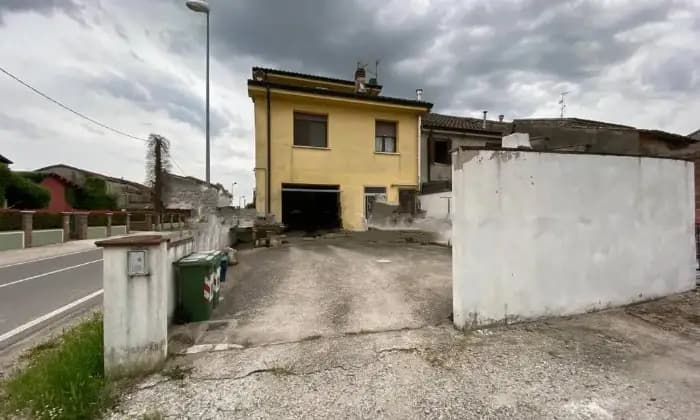 Rexer-Magnacavallo-Vendesi-villa-unifamiliare-via-Voglia-Centro-Magnacavallo-Garage