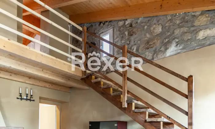 Rexer-Grizzana-Morandi-Grazioso-appartamento-cieloterra-su-tre-livelli-in-antico-edificio-SALONE