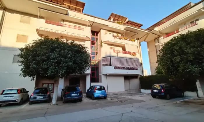 Rexer-Taranto-Vendesi-appartamento-in-recidence-in-Via-Lago-Alimini-Grande-TARANTO-Giardino