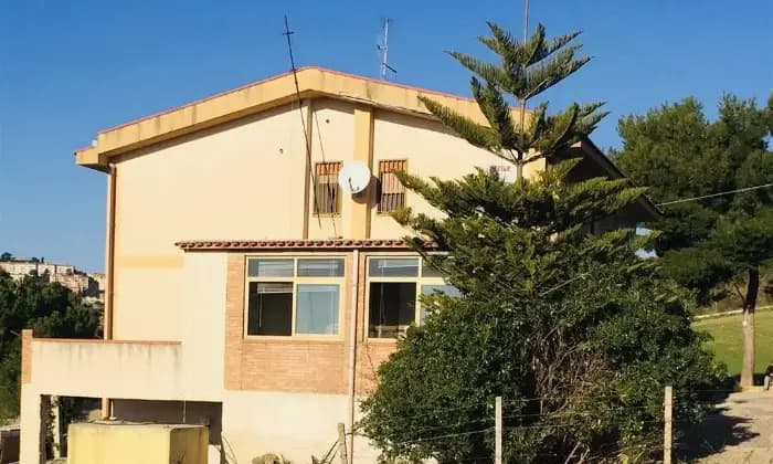 Rexer-Caltanissetta-Villa-con-appartamenti-indipendenti-cortili-e-ampio-terreno-Giardino