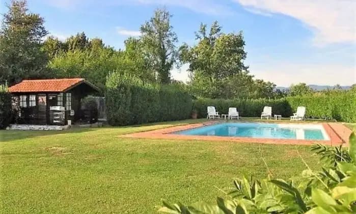 Rexer-Capannori-Splendida-villa-immersa-nel-verde-Giardino