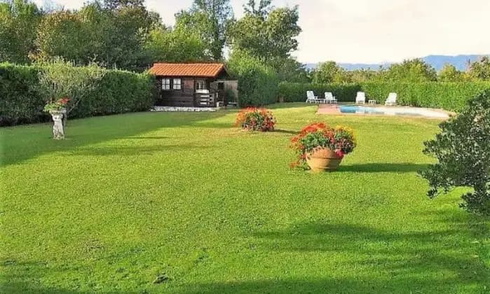 Rexer-Capannori-Splendida-villa-immersa-nel-verde-Giardino