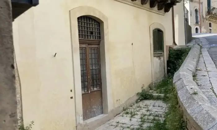 Rexer-Ragusa-Casa-storica-in-Via-Giacomo-Sammito-Ragusa-Garage