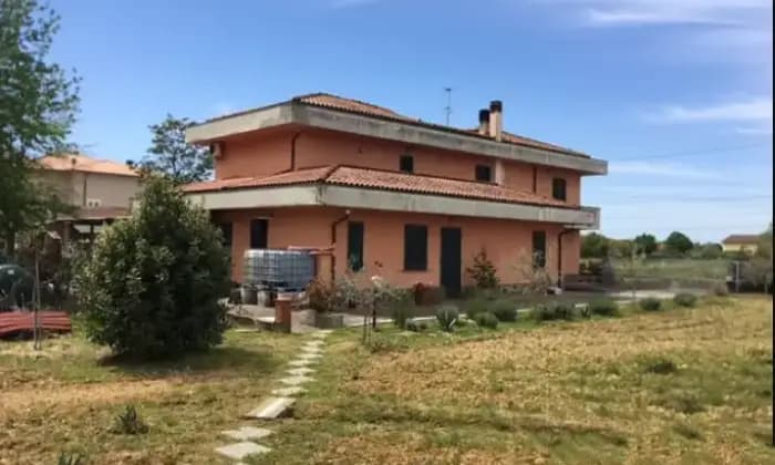 Rexer-Altopascio-Vendesi-villa-indipendente-con-terrenoALTOPASCIO-LUGiardino