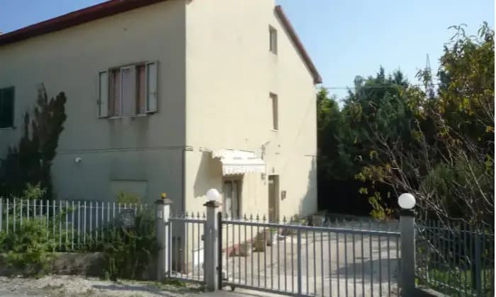 Rexer-Osimo-Casa-colonica-in-vendita-in-via-Recanati-ad-OsimoTerrazzo