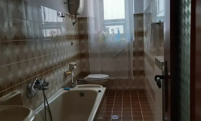 Rexer-Girifalco-Palazzo-con-due-negozi-e-due-appartamenti-Bagno