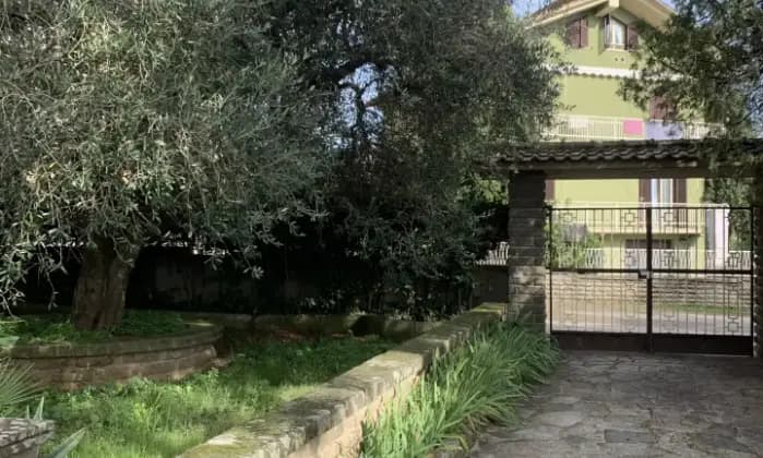 Rexer-Fabrica-di-Roma-Appartamento-con-giardino-garage-taverna-e-spazi-esterni-esclusivi-UnicoGiardino