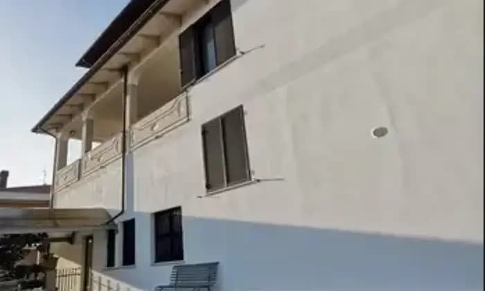 Rexer-Notaresco-Vendesi-villetta-con-due-appartamenti-e-garage-Garage