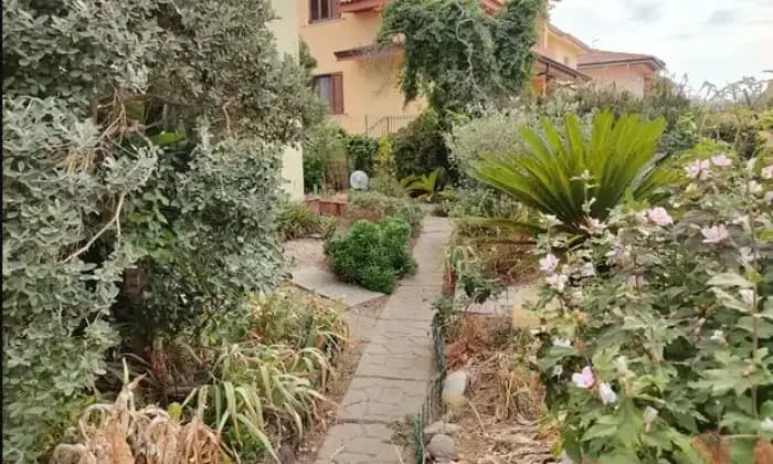 Rexer-Santa-Giusta-Villetta-con-giardino-Giardino