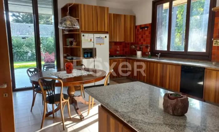 Rexer-Appiano-Gentile-Villa-di-pregio-nel-Residence-La-Pinetina-Cucina