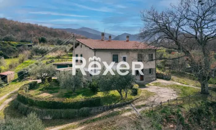 Rexer-Viterbo-Villa-unifamiliare-disposta-su-su-tre-piani-con-terreno-e-box-Terrazzo