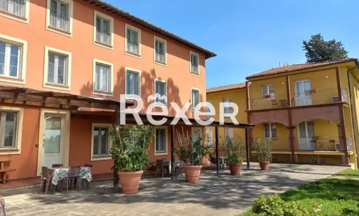 Rexer-Porcari-Agriturismo-con-piscina-maneggio-e-appartamenti-uso-turistico-Giardino