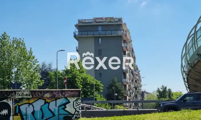 Rexer-Milano-Box-auto-mq-al-piano-interrato-in-condomino-Giardino